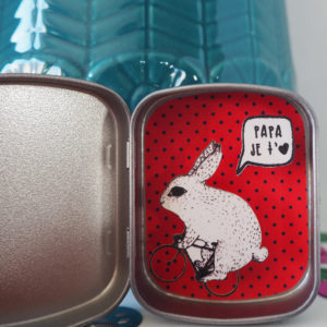 boite reconfort lapin velo papa jetaime 300x300 - Boite Réconfort Minute Lapin Vélo