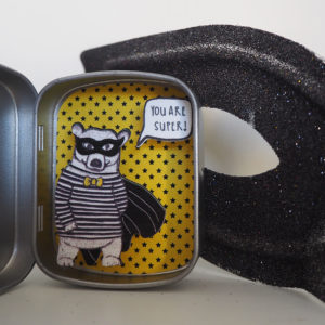 boite reconfort ours superheros batman youaresuper 300x300 - Boite Réconfort Minute Ours Masqué Batman