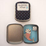 boite reconfort sardine jetaime interieur exterieur 150x150 - Boite Réconfort Minute Sardine Je T'aime